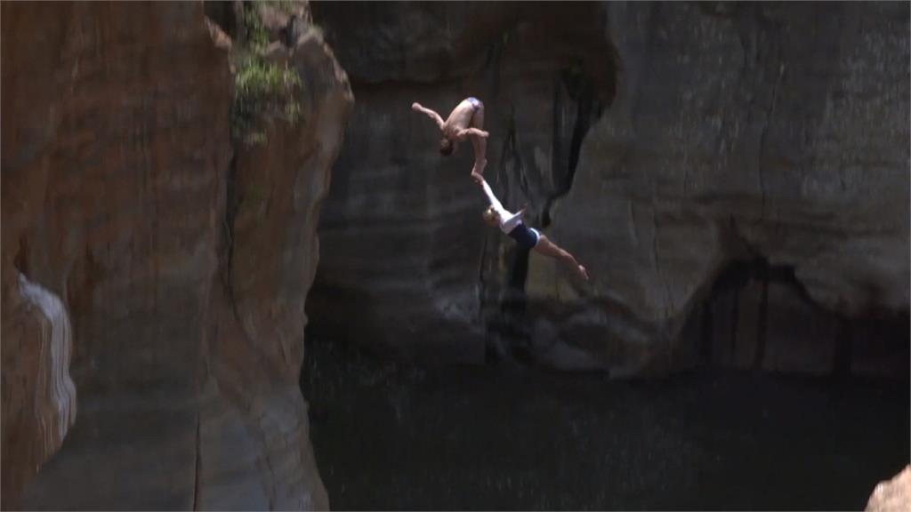 21公尺峭壁一躍而下！跳水冠軍征服南非瀑布