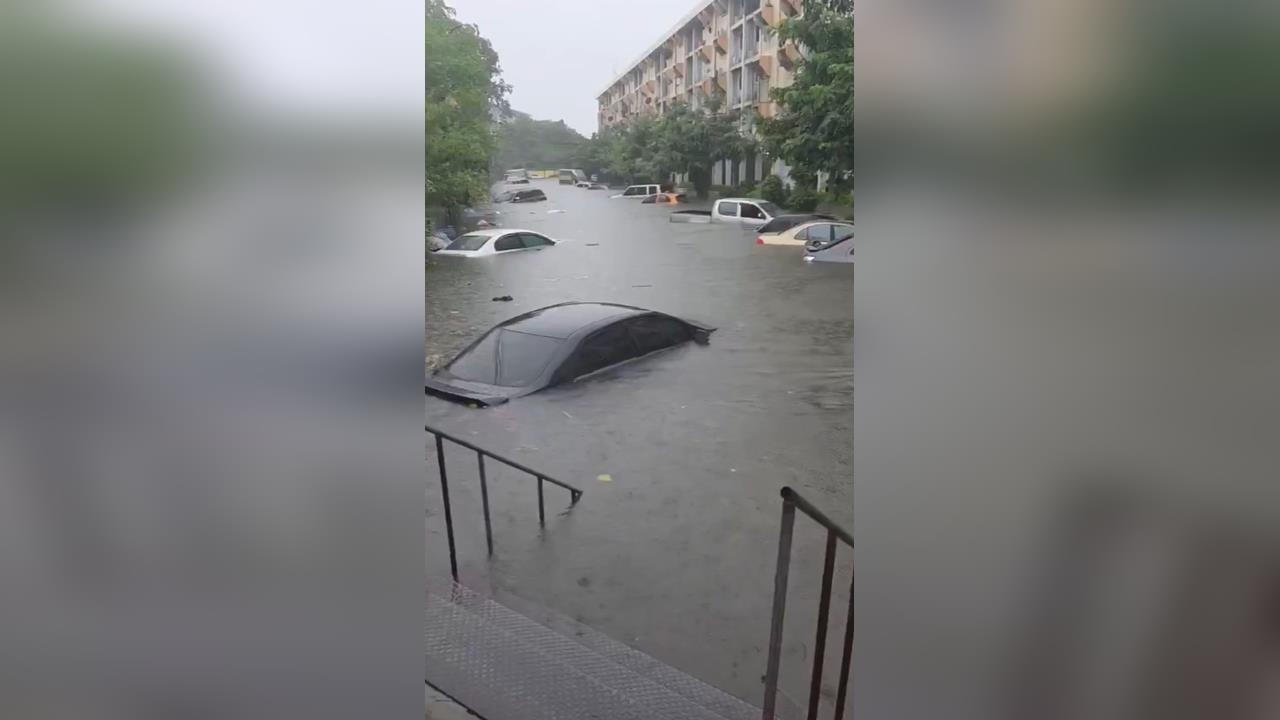 快新聞／手機警報狂響！泰國「這城市」暴雨狂炸、水淹腰部　50區列災區