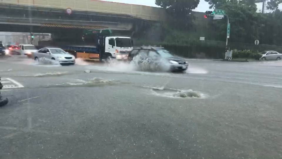 快新聞／台南市區豪雨狂炸　裕農路、太子路大積水