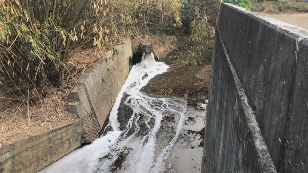 貓羅溪管線排白色泡泡水 上游乾涸成詭異「斷頭河」