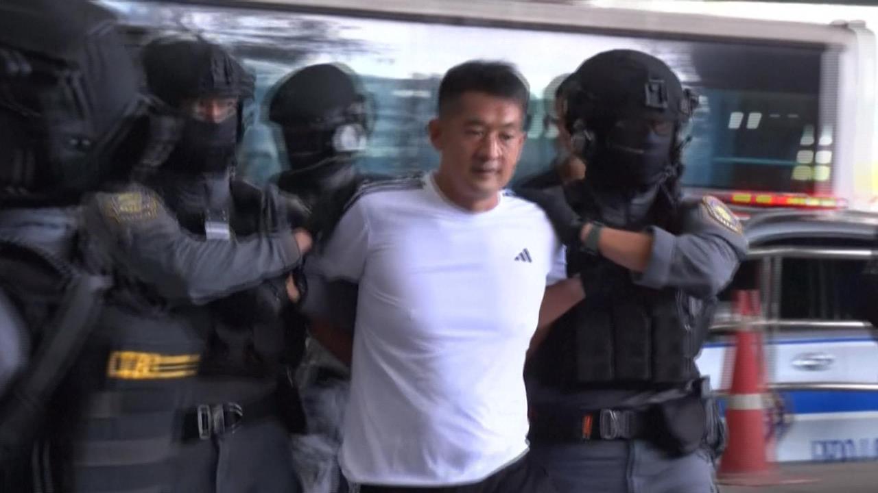 KK詐騙園區幕後大金主引渡中國! 泰警押送佘智江抵曼谷機場