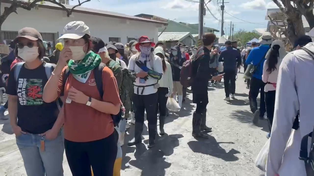 超人們國慶連假不玩樂衝災區 兩天皆湧萬人志工報名一度塞爆