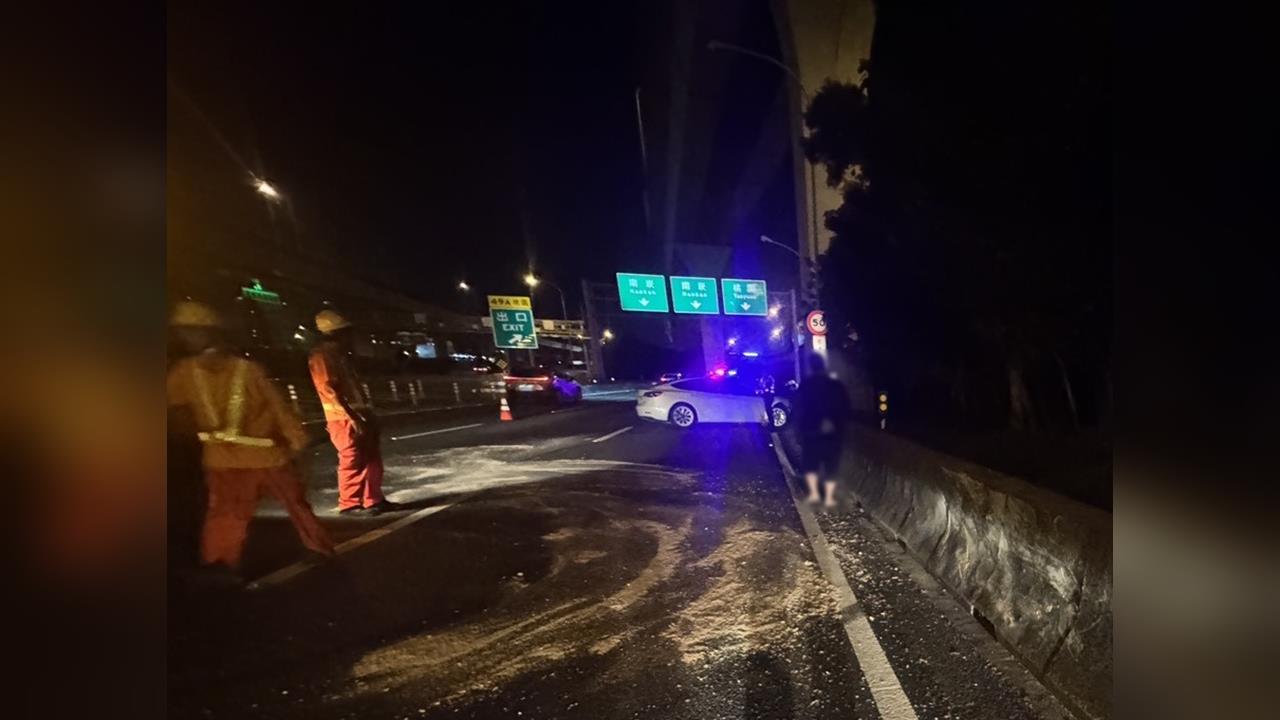 快新聞/超車後失控!國1南崁段夜間車禍 先撞內側再衝外側護欄