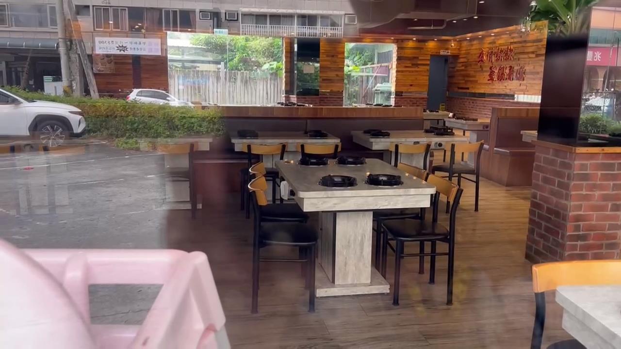 誤收餐點爆氣！婦火鍋店大鬧指責店員　好心勸架女客人也遭殃