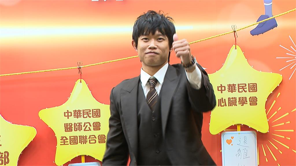 320萬人歡呼！「免費健檢」擴及30歲　國健署邀12強投手陳冠宇代言