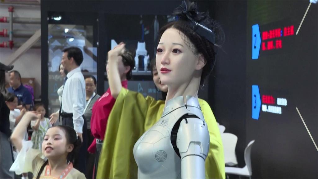 中國造假無極限！仿生機器人竟是女模假扮　慘遭「摸透透」