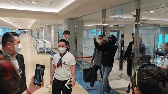 快新聞/李準基來了!送飛吻、花式愛心連發 台語告白粉絲「我愛你」
