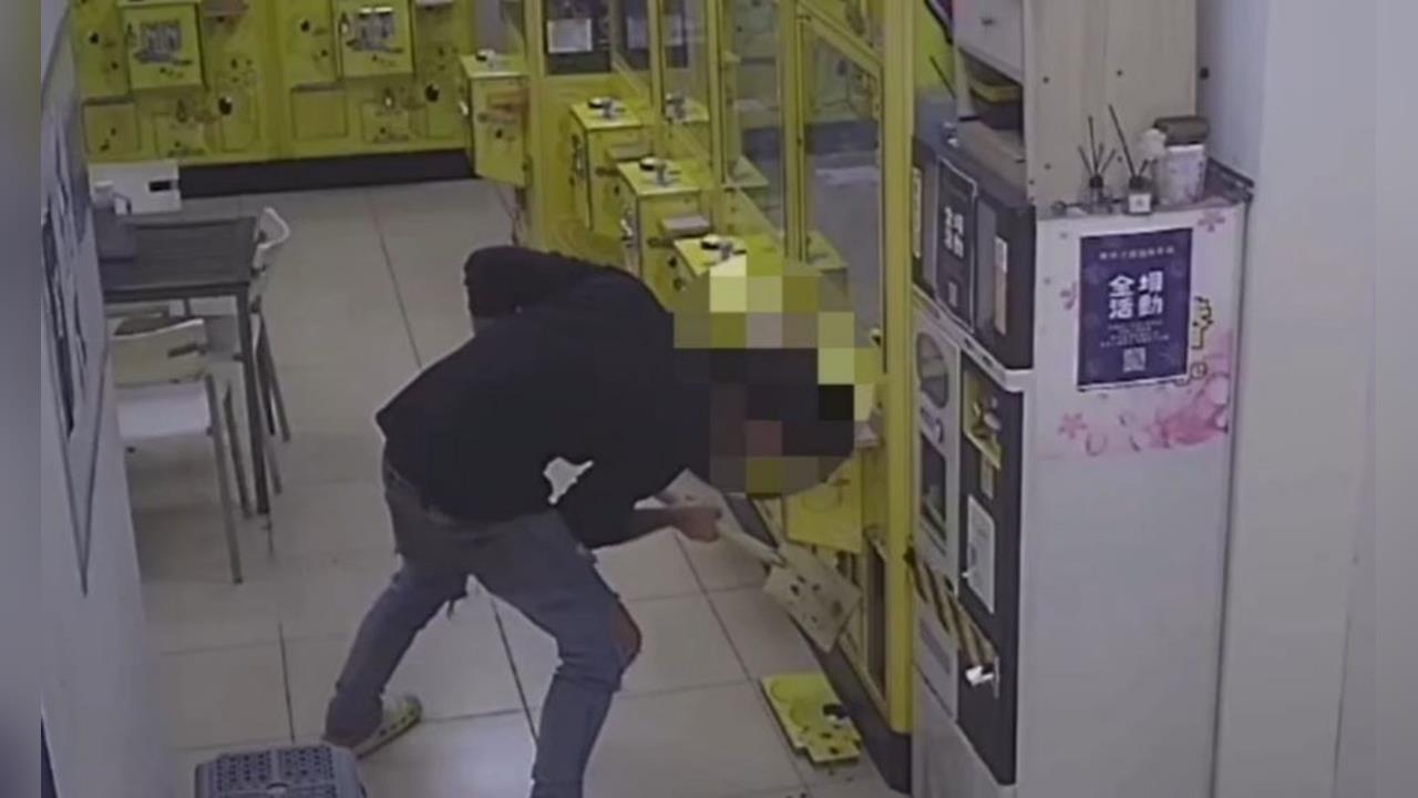 快新聞／涉毒又竊盜！新北通緝犯連偷娃娃機店　破壞兌幣機手法曝光