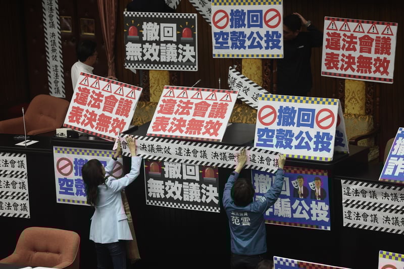 抗議「違法會議」！民進黨團貼封條占領議場　卓榮泰：盼溝通順利