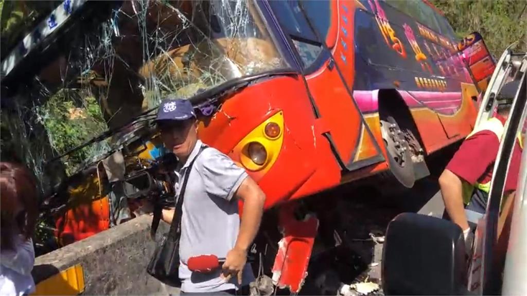 台62線遊覽車失控撞山壁！29人受傷送醫