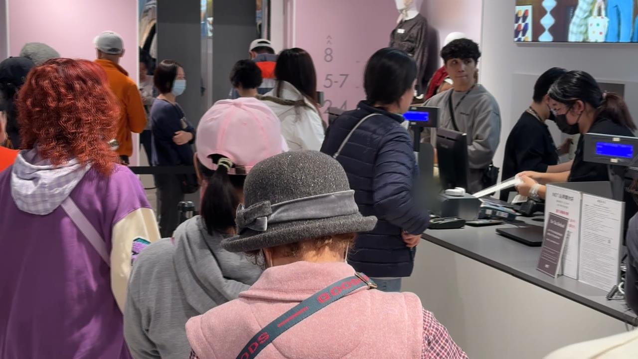 本土服飾三重新店引爆人潮　結帳隊伍從一樓站到八樓