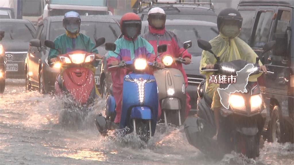 雨襲高雄！大樓強勁風切讓民眾雨傘開花 　騎車像水上摩托車