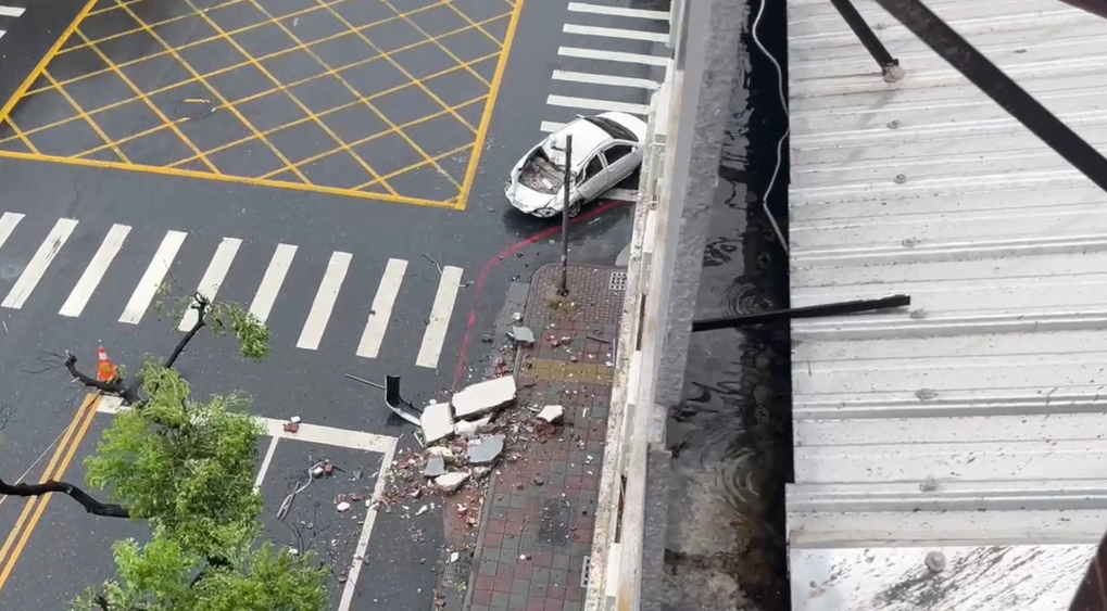快新聞／那魯灣旅店招牌狠砸2車！　火車、航班全被取消　法國遊客困花蓮