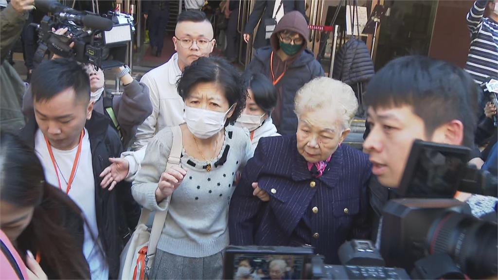 柯媽「提前2小時排隊見兒子」拒坐下!回車休息「小草嗆1句」秒抬頭狂瞥
