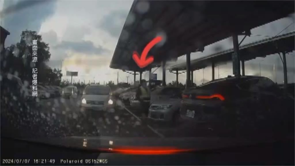 排隊等車位遭對向車搶走　保全仗義制止　網友點讚
