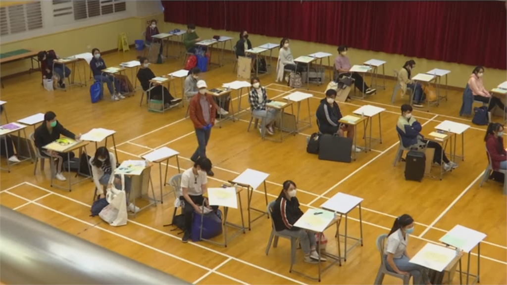 香港中學文憑試首科開考 考生須全程戴口罩