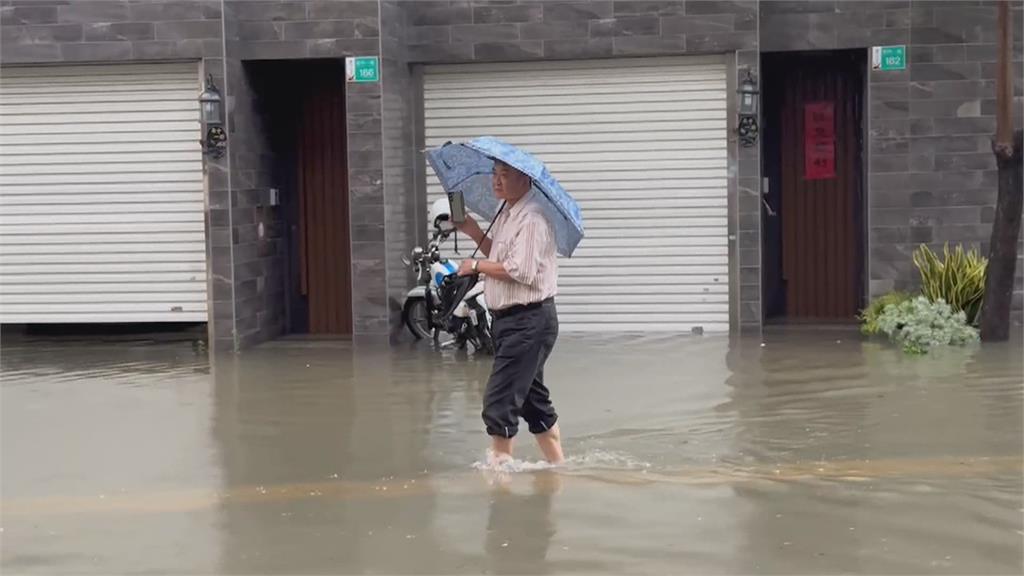 強降雨！台南<em>安南</em>區民眾划槳載兒女　水漫仁德機場路、騎車宛如水上摩托車