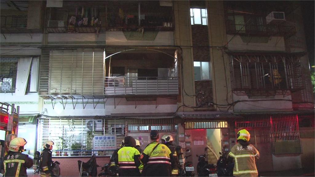 台北四層樓公寓竄濃煙　警消迅速到場救援