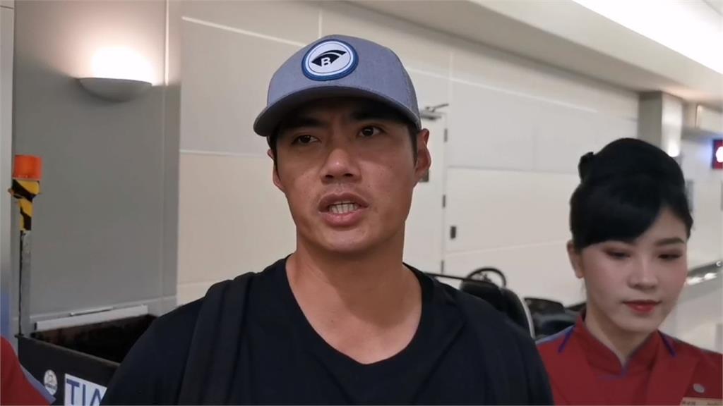 旅美投手陳偉殷返台 上百球迷熱情接機