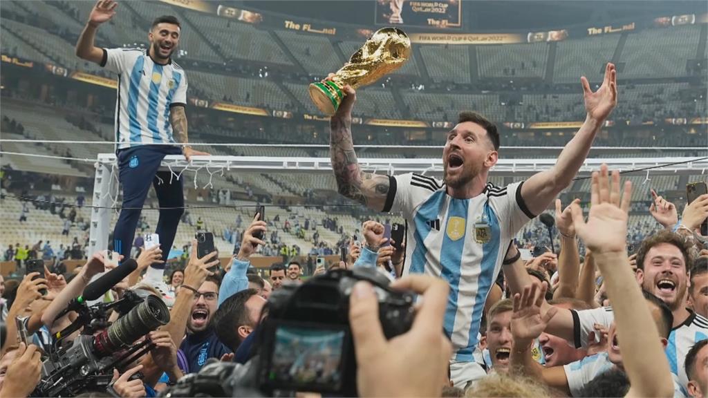 梅西帶金盃上飛機率隊返國　阿根廷全國放假一天慶祝