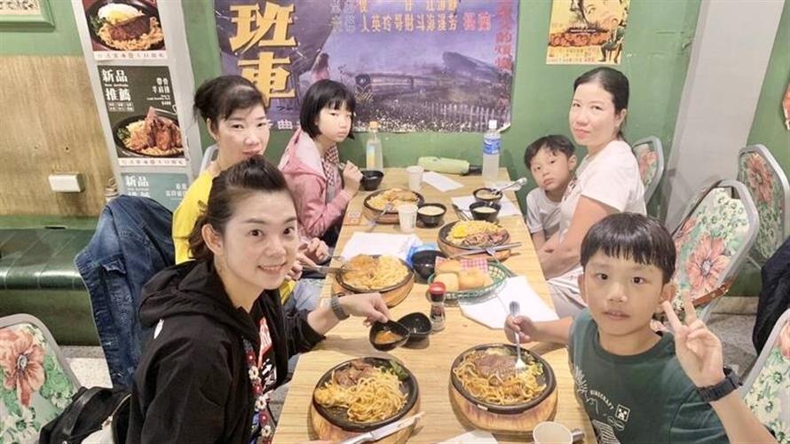 母親節超暖！高雄忠孝國小帶40位孝悌楷模吃牛排「還加碼送冰淇淋」
