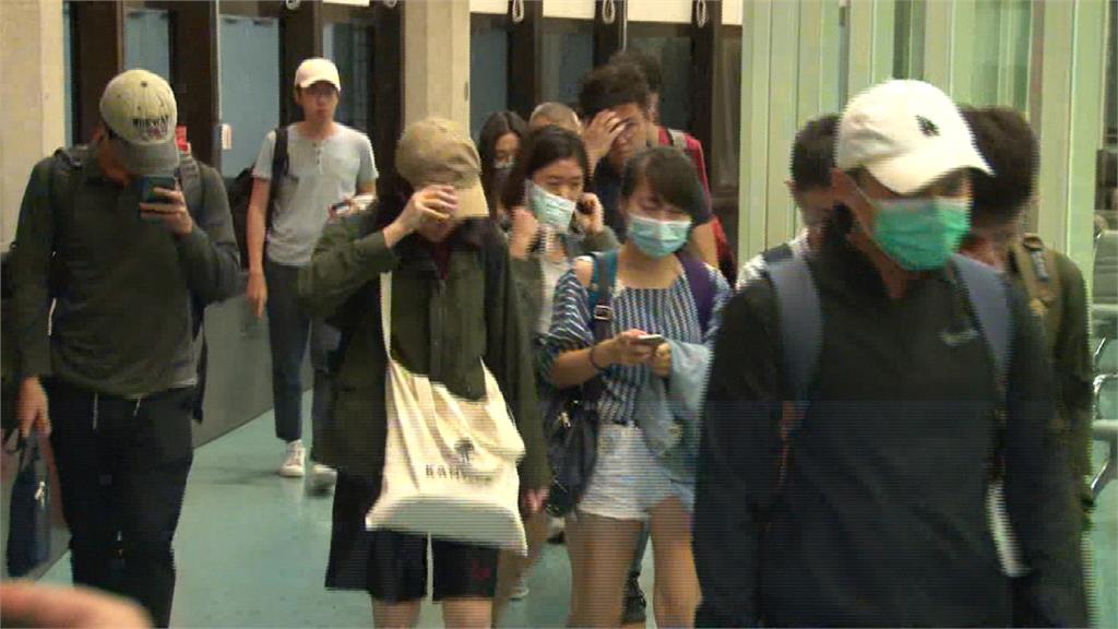 香港中大71名台生凌晨抵桃機!284人兩天內返台