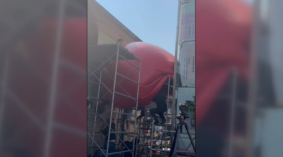 「紅球計畫」台南展出的第8天　新化街役場快閃　球破了