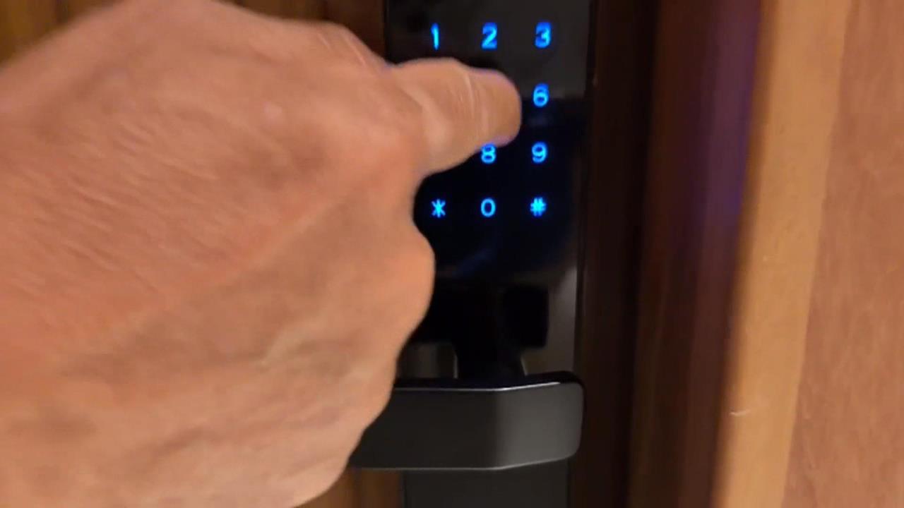 入住旅館深夜竟有人按鎖進房　民眾嚇瘋擋門　最後真相曝光