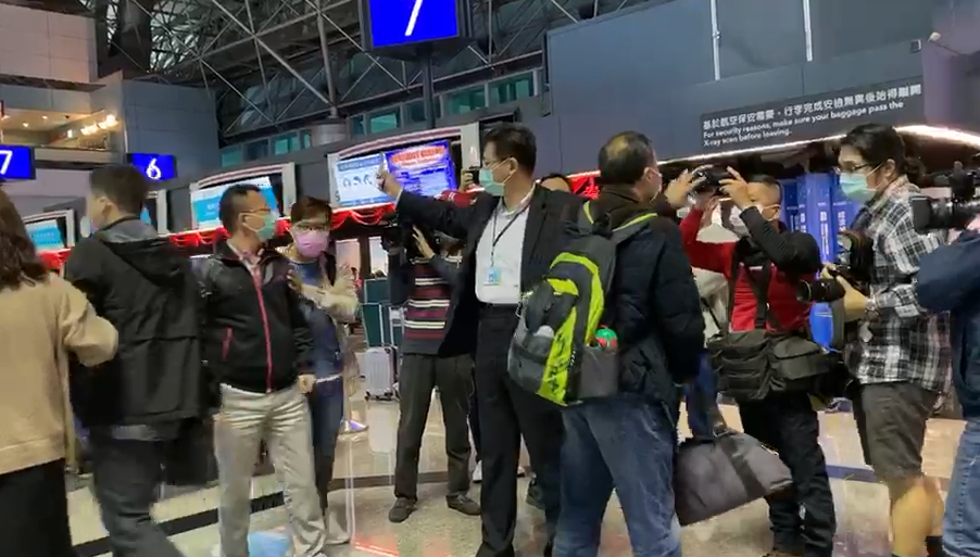 快新聞／武漢團客遭遣返 於機場與媒體爆衝突