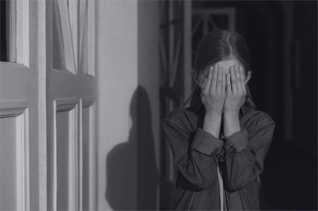 68歲男硬闖人妻家「抽插得逞」　強拉手撫摸生殖器　喊：給1千舔下面，娶你當小老婆