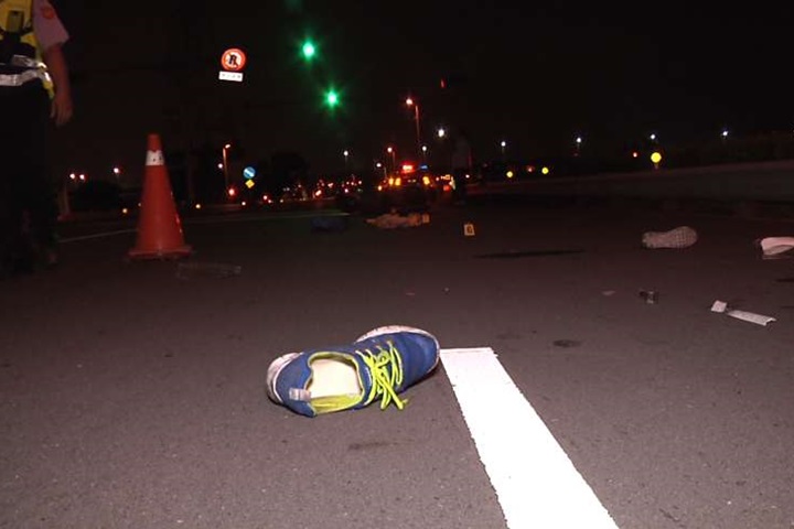 車速快打滑？騎士自撞護欄頭顱破裂