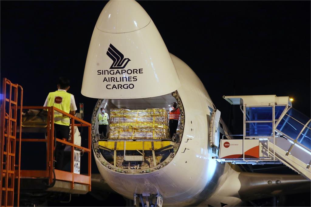 快新聞／亞洲第一國！ 新加坡航空載回輝瑞疫苗
