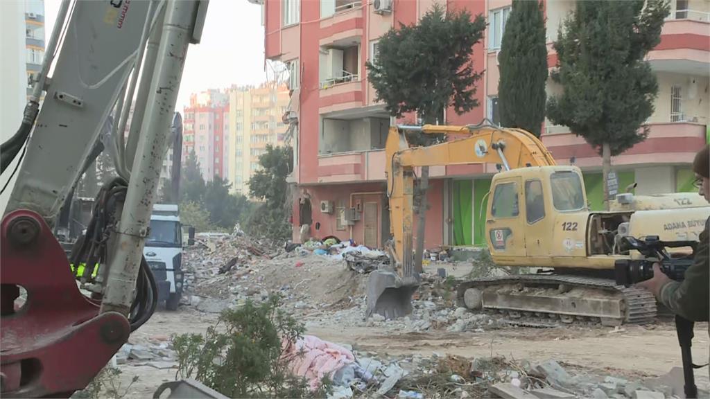 民視新聞團隊挺進土耳其！ 阿達納「大樓鋼筋裸露」汽車變廢鐵