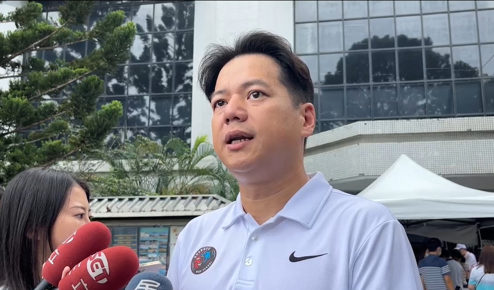邱臣遠代理竹市長「半年5度出國」!議員痛批無心市政:誰給你底氣?