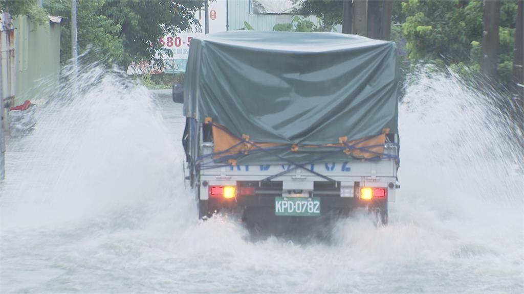 雷雨狂炸！板橋大觀地下道一度封閉　樹林巷弄「水淹小腿肚」