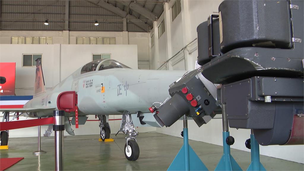 捍衛台海半世紀！「F5系列」5機編隊衝場告別飛行