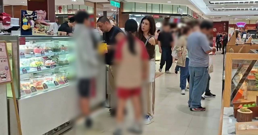 獨家／直擊蔣家第四代低調享受親子時光　蔣友常寵妻女忙「付清」