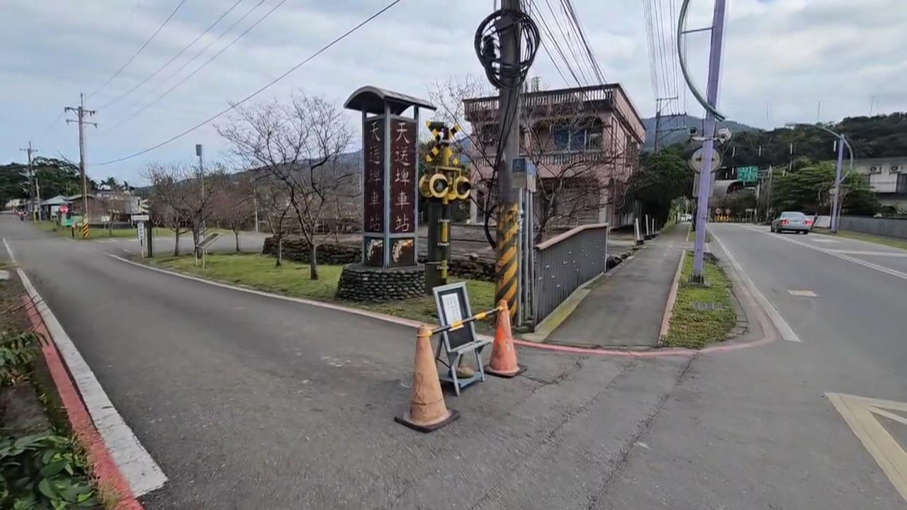 天送埤車站停車場爆衝突　婦人咆哮丟石頭？入口急關閉