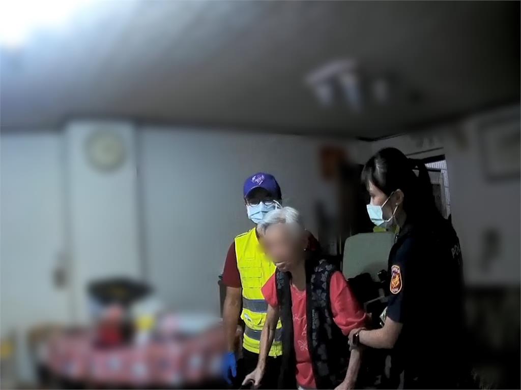 獨居婦行動不便跌倒2小時無法起身　警消見1異狀急將她送醫