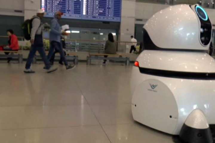 仁川機場機器人 四國語言幫助旅客登機