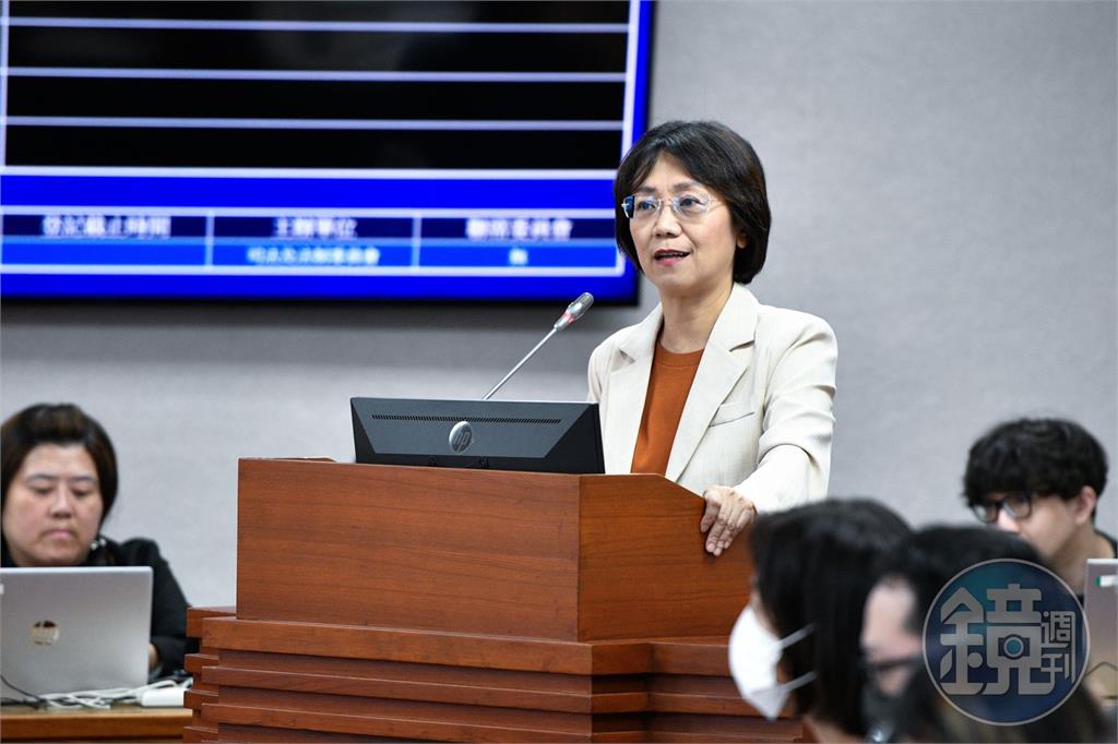 翁曉玲質疑「大陸人是外國人嗎」 蘇巧慧:被前大法官老公超時空打臉
