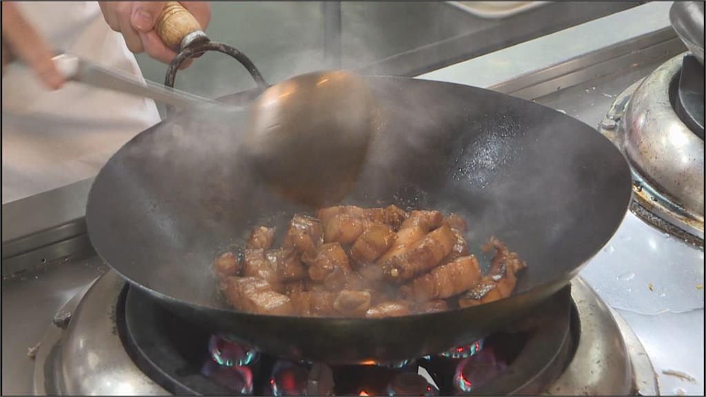 口感好！　「營養高+低成本」桃園黑毛豬吃豆渣長大