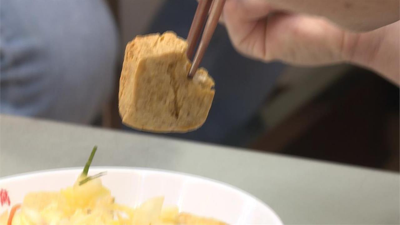 韓正妹來台灣「怕臭豆腐味」問吃法！網激推「新手公式」必配2物