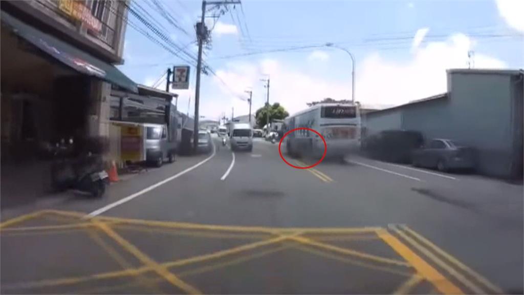 開車上路遭爆胎公車波及 業者酸:沒事為何報警?