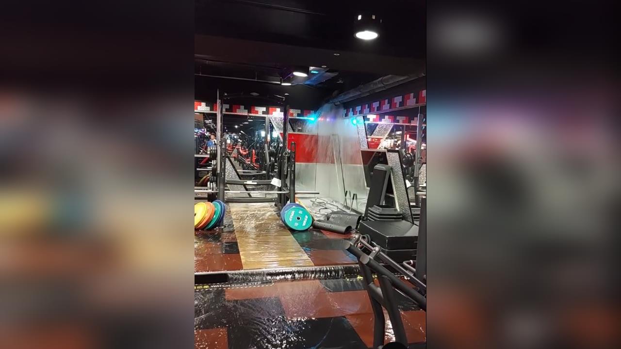 豪雨像用倒的！雙北多區警戒　龜山水淹進民宅　鶯歌老街附近泥流湍急