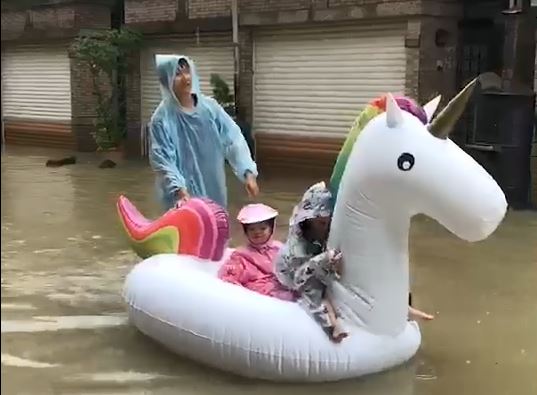 高雄仁武變水世界 小孩搭彩虹小馬水上飄