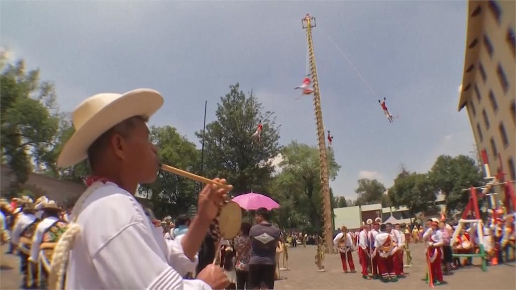 墨西哥傳統祭典打破性別窠臼　愈來愈多女性成為「飛天舞者」