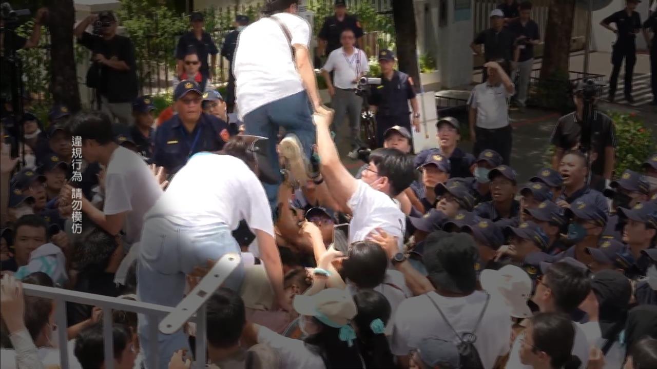 黃國昌嗆放馬過來"下一秒腳滑踉蹌"　警寄通知書9/15前到案說明