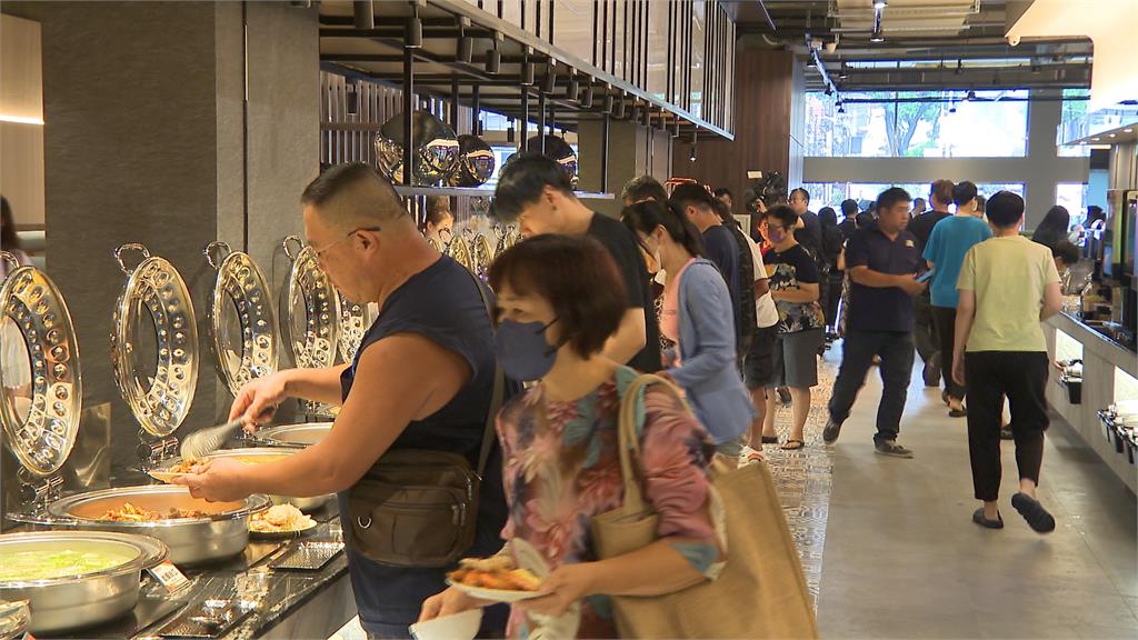與''我家牛排''大PK！貴族世家吃牛排配蚵仔煎 最大旗艦店試營運