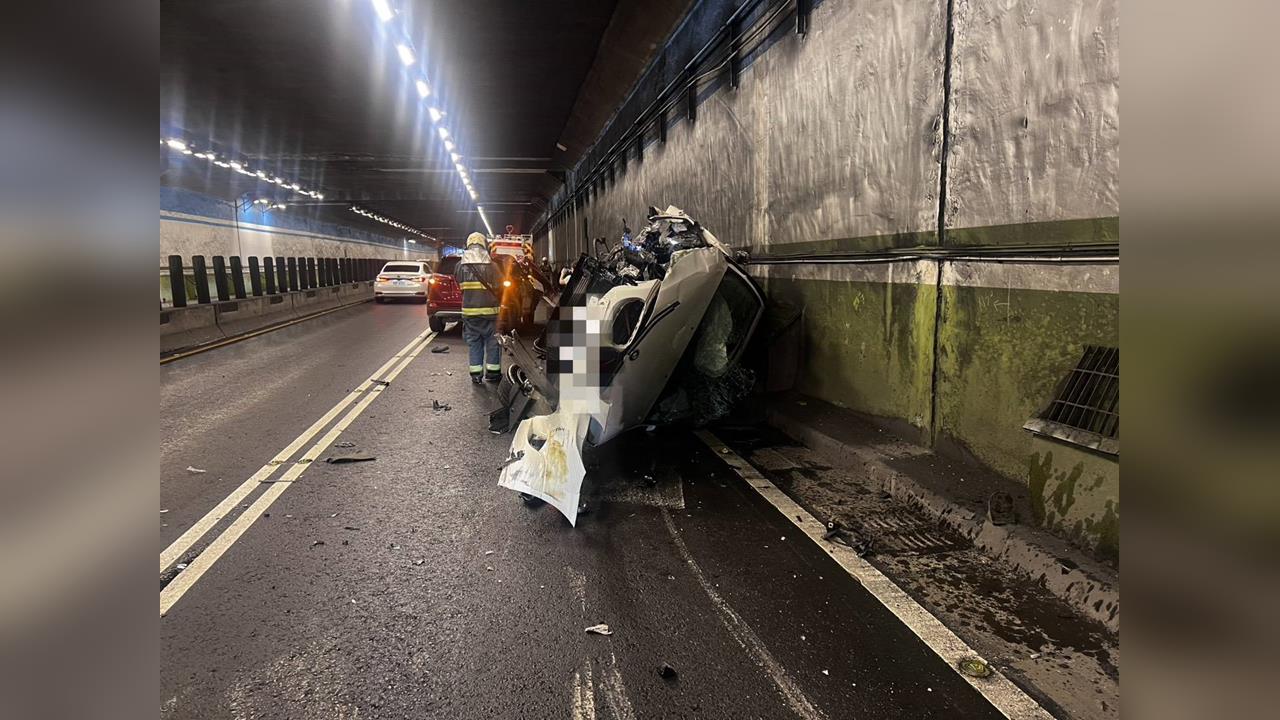 最新／辛亥隧道驚魂！2車追撞害後車「慘翻」　48歲駕駛流鼻血送醫